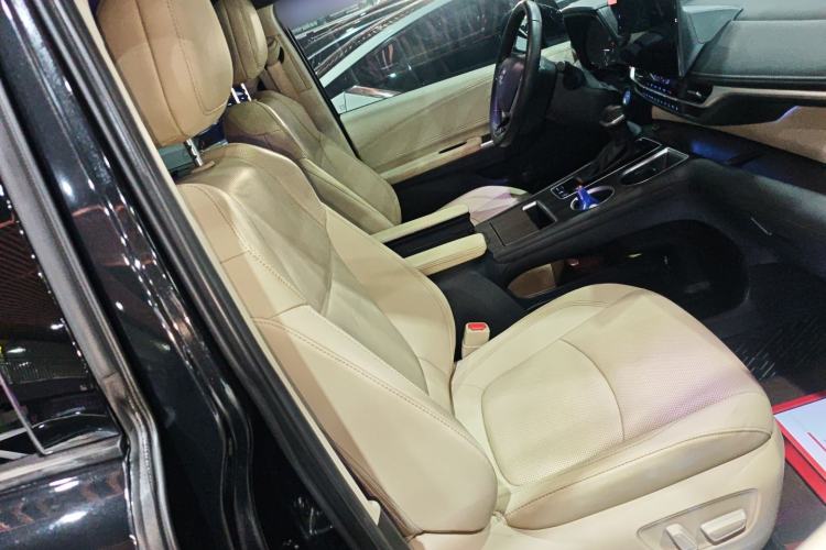 Used Toyota Granvia 2022 2.5L Hybrid Prestige Edition Right Front Seat