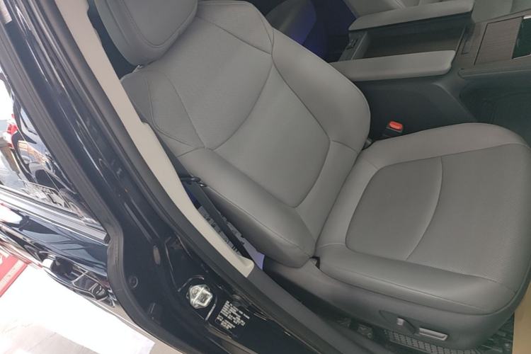 Used Toyota Granvia 2022 2.5L Hybrid Premium Edition Right Front Seat