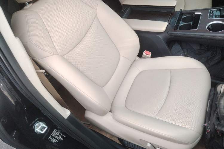 Used Toyota Granvia 2022 2.5L Hybrid Premium Edition Right Front Seat