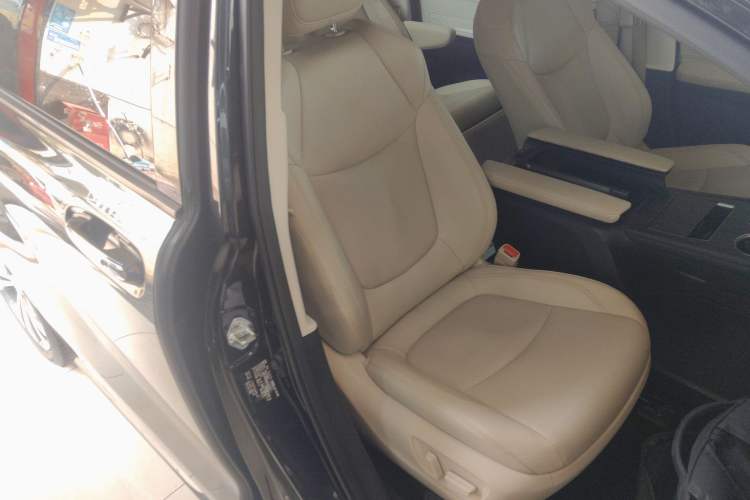 Used Toyota Granvia 2022 2.5L Hybrid Prestige Edition Right Front Seat