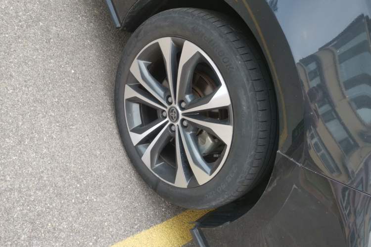 Used Toyota Granvia 2022 2.5L Hybrid Flagship Edition Right Front Wheel Hub