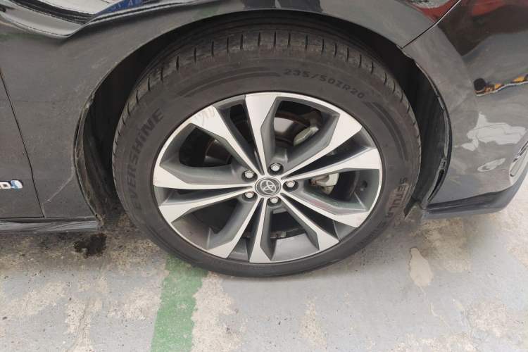Used Toyota Granvia 2022 2.5L Hybrid Premium Edition Right Front Wheel Hub