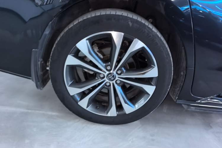 Used Toyota Granvia 2022 2.5L Hybrid Premium Edition Right Rear Wheel Hub
