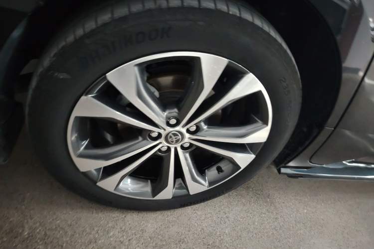 Used Toyota Granvia 2022 2.5L Hybrid Premium Edition Right Rear Wheel Hub