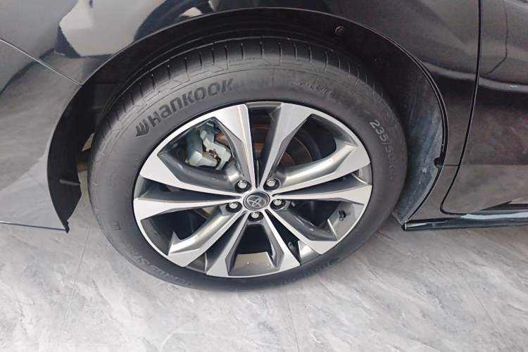 Used Toyota Granvia 2022 2.5L Hybrid Premium Edition Right Rear Wheel Hub