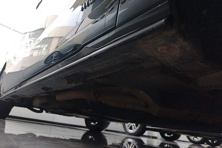 Used Toyota Granvia 2022 2.5L Hybrid Premium Edition Right Side Sill