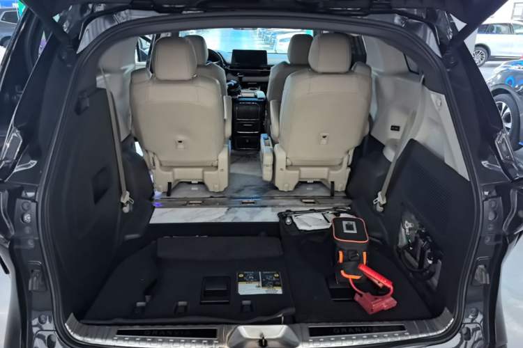 Used Toyota Granvia 2022 2.5L Hybrid Premium Edition Trunk