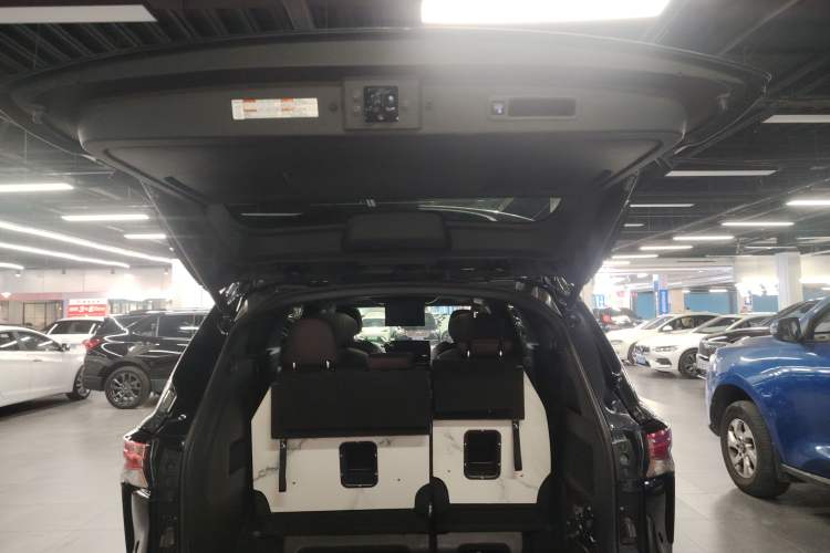 Used Toyota Granvia 2022 2.5L Hybrid Flagship Edition Trunk