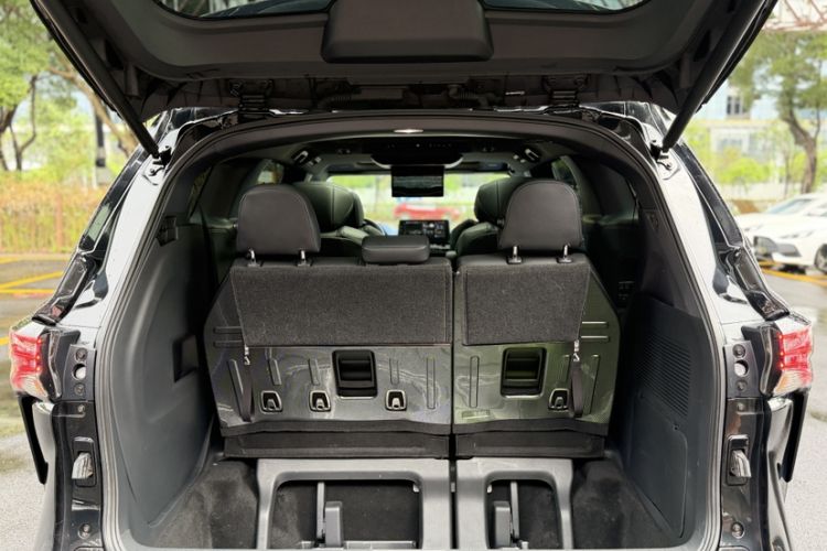 Used Toyota Granvia 2022 2.5L Hybrid Flagship Edition Trunk