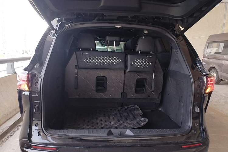 Used Toyota Granvia 2022 2.5L Hybrid Flagship Edition Trunk