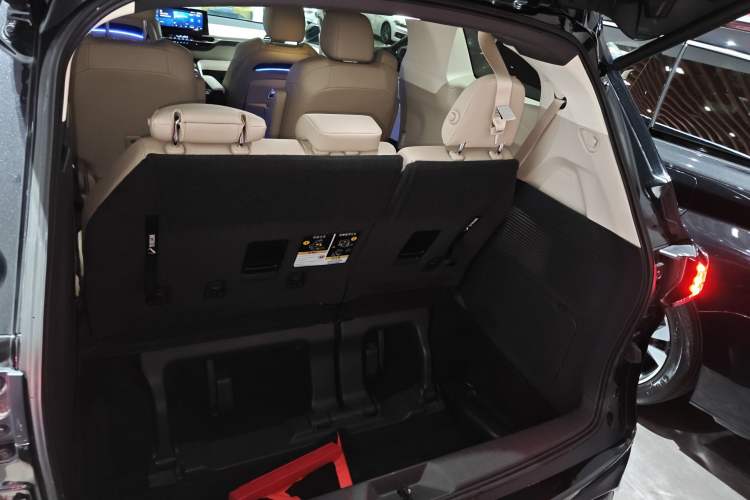 Used Toyota Granvia 2022 2.5L Hybrid Premium Edition Trunk