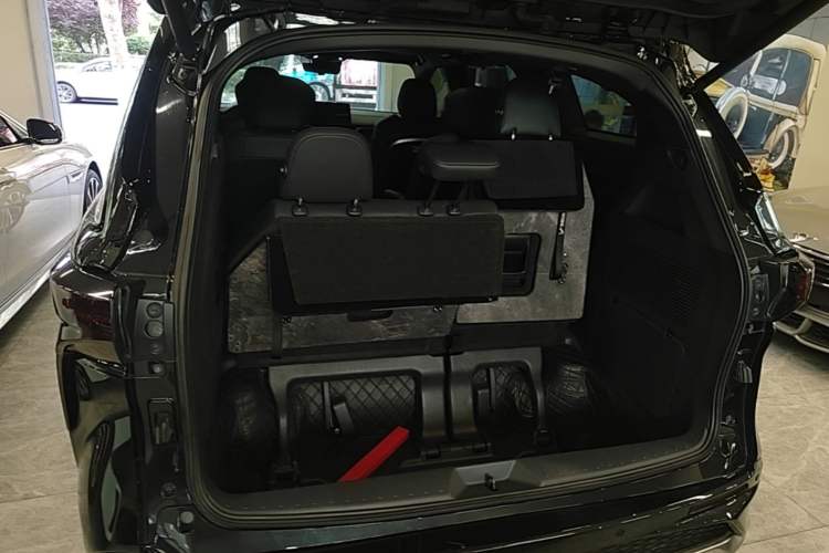 Used Toyota Granvia 2022 2.5L Hybrid Prestige Edition Trunk