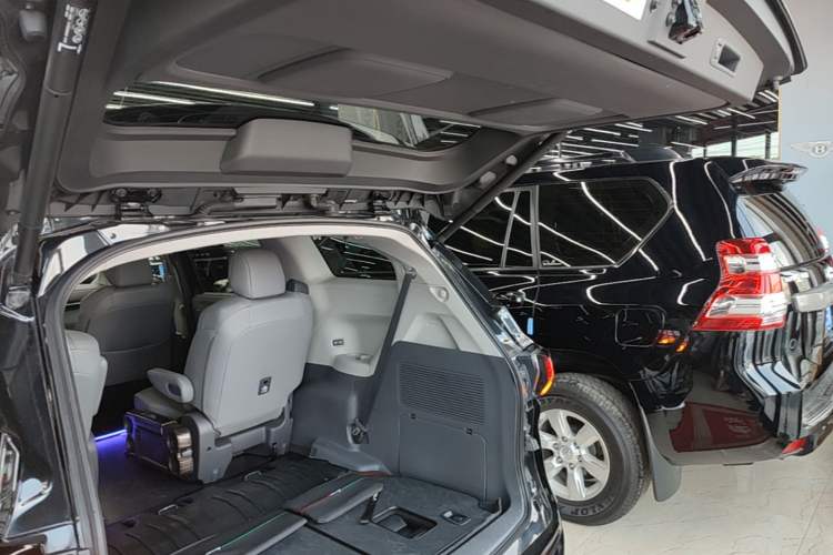 Used Toyota Granvia 2022 2.5L Hybrid Premium Edition Trunk