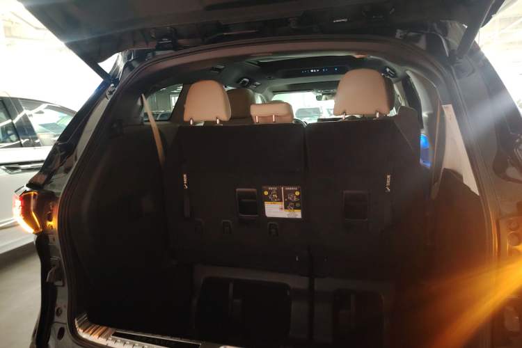 Used Toyota Granvia 2022 2.5L Hybrid Premium Edition Trunk