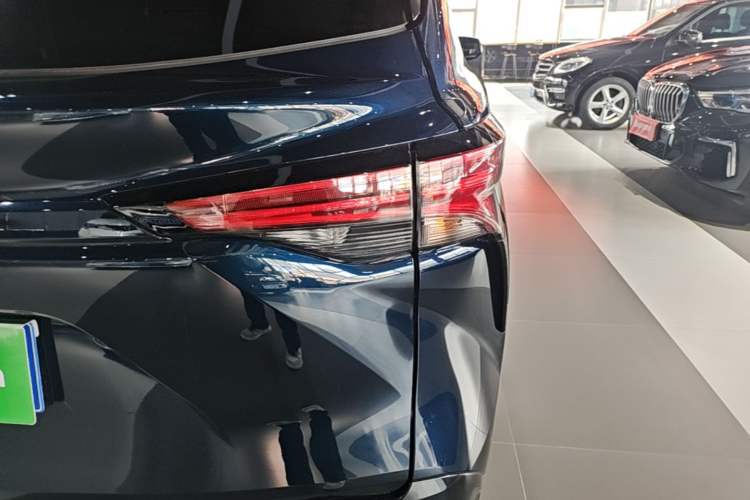 Used Toyota Granvia 2022 2.5L Hybrid Flagship Edition Exterior 3