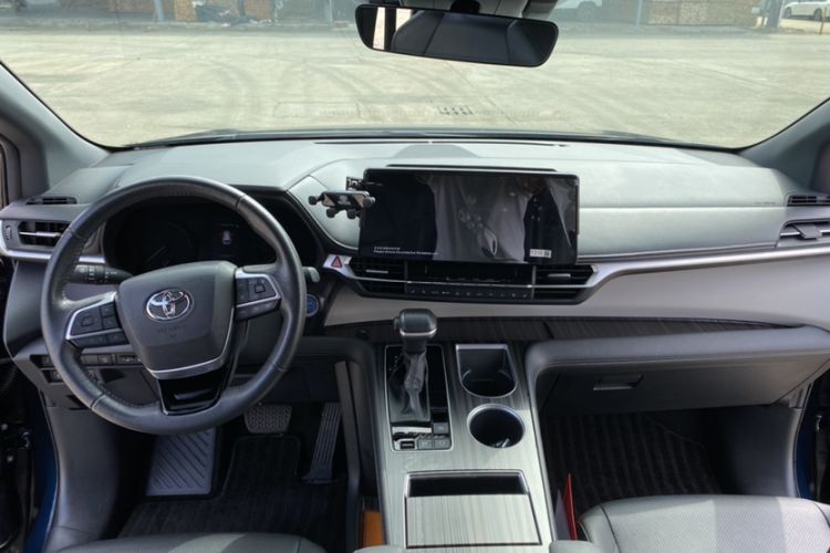 Used Toyota Granvia 2022 2.5L Hybrid Prestige Edition Interior 1