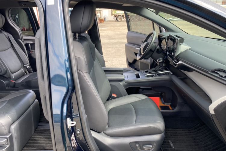 Used Toyota Granvia 2022 2.5L Hybrid Prestige Edition Interior 10