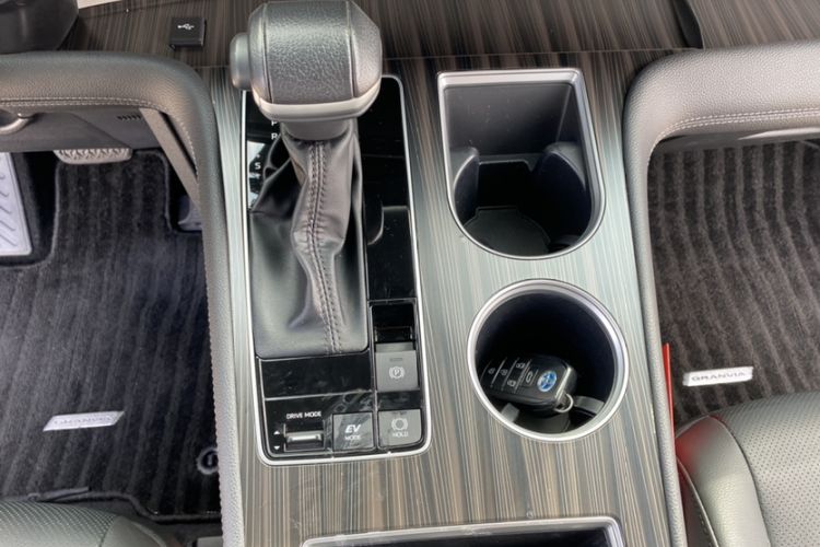 Used Toyota Granvia 2022 2.5L Hybrid Prestige Edition Interior 4