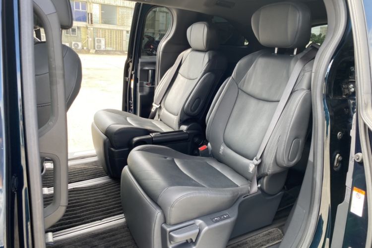 Used Toyota Granvia 2022 2.5L Hybrid Prestige Edition Interior 6