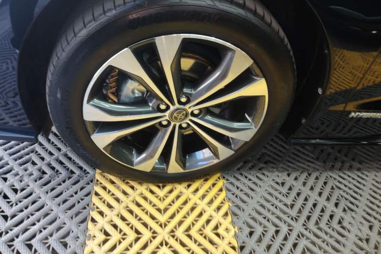 Used Toyota Granvia 2022 2.5L Hybrid Prestige Edition Left Front Wheel Hub