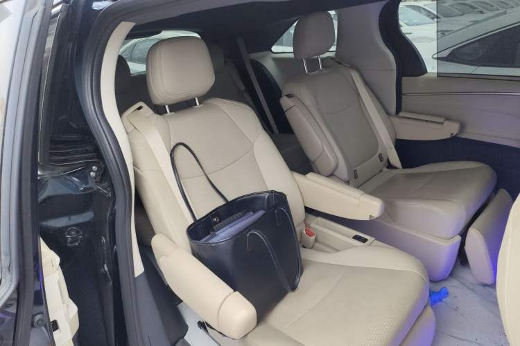 Used Toyota Granvia 2022 2.5L Hybrid Prestige Edition Left Rear Seat