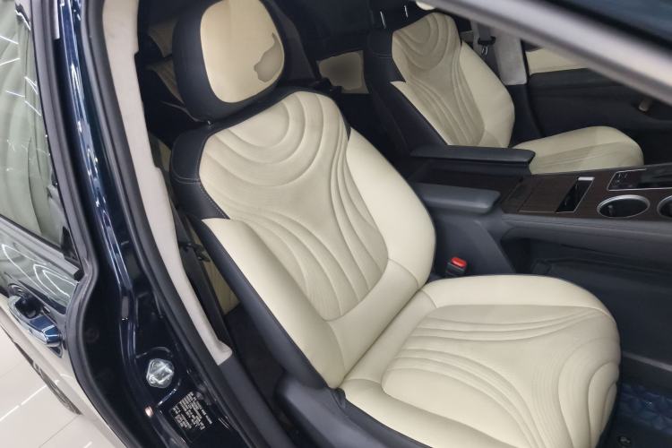 Used Toyota Granvia 2022 2.5L Hybrid Premium Edition Right Front Seat