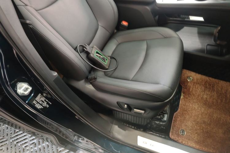 Used Toyota Granvia 2022 2.5L Hybrid Prestige Edition Right Front Seat