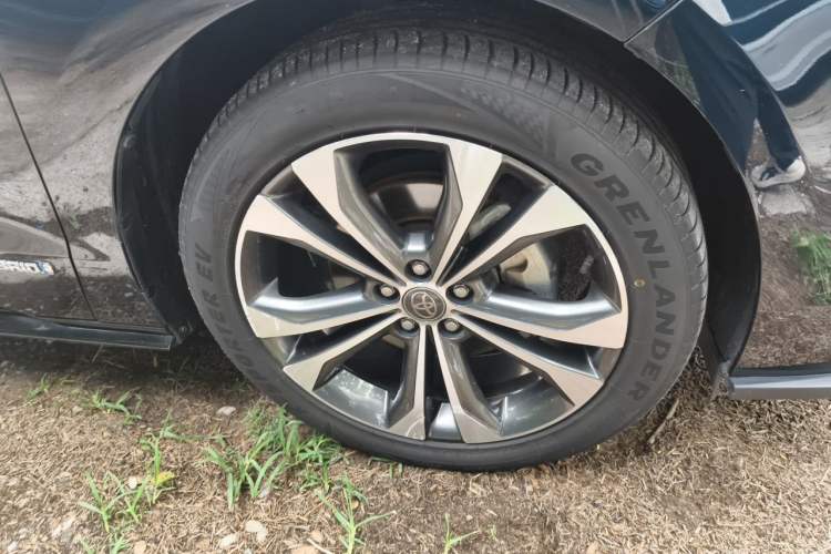 Used Toyota Granvia 2022 2.5L Hybrid Premium Edition Right Front Wheel Hub