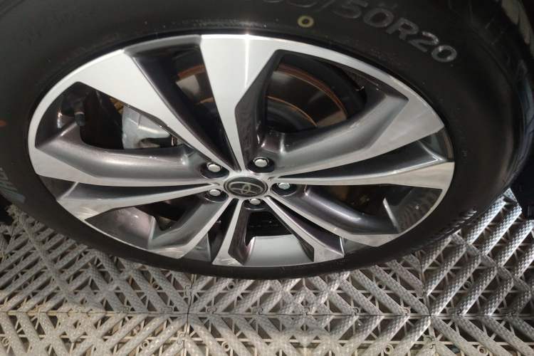 Used Toyota Granvia 2022 2.5L Hybrid Prestige Edition Right Rear Wheel Hub