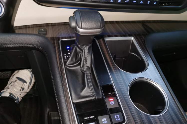 Used Toyota Granvia 2022 2.5L Hybrid Prestige Edition Gear Lever