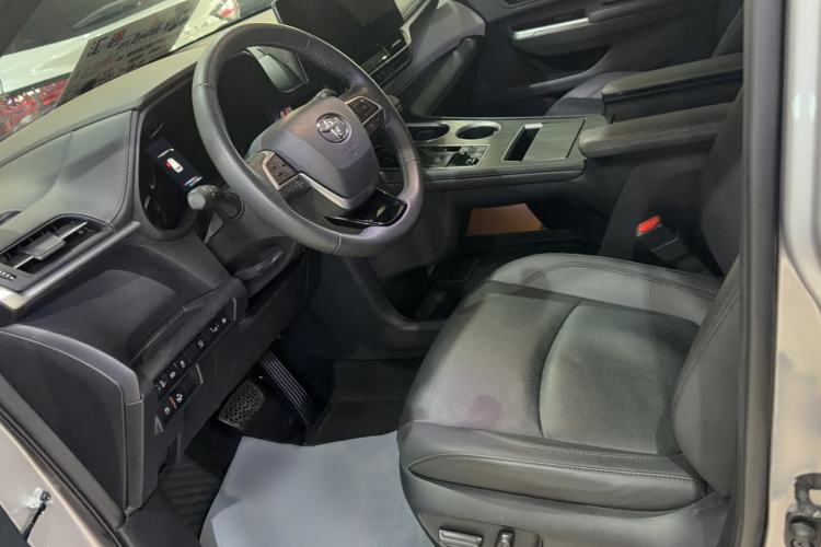 Used Toyota Granvia 2022 2.5L Hybrid Prestige Edition Interior 1