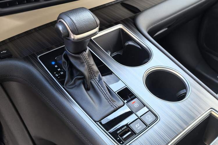 Used Toyota Granvia 2022 2.5L Hybrid Prestige Edition Interior 13