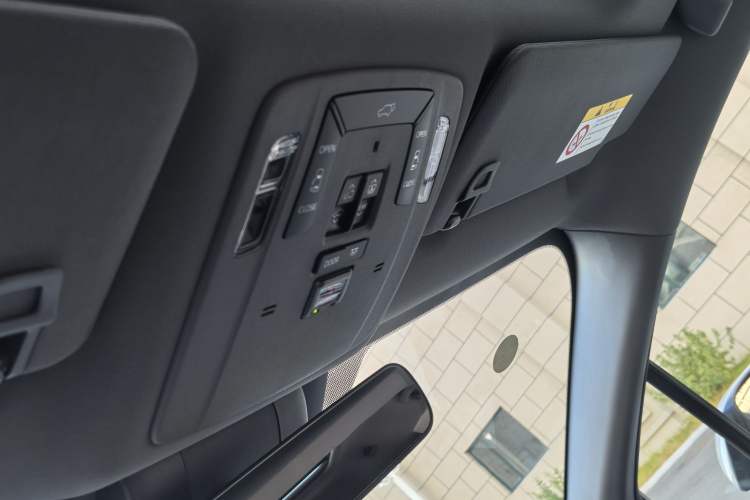 Used Toyota Granvia 2022 2.5L Hybrid Prestige Edition Interior 15