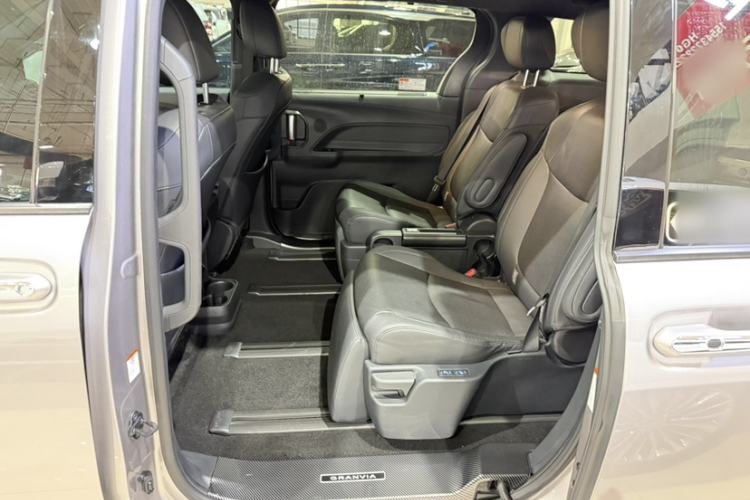 Used Toyota Granvia 2022 2.5L Hybrid Prestige Edition Interior 2