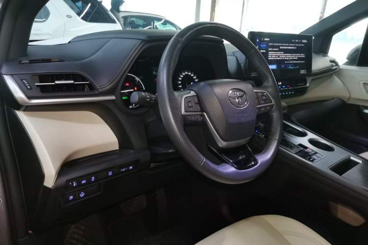 Used Toyota Granvia 2022 2.5L Hybrid Prestige Edition Interior 2