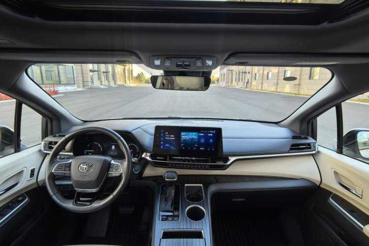 Used Toyota Granvia 2022 2.5L Hybrid Prestige Edition Interior 2