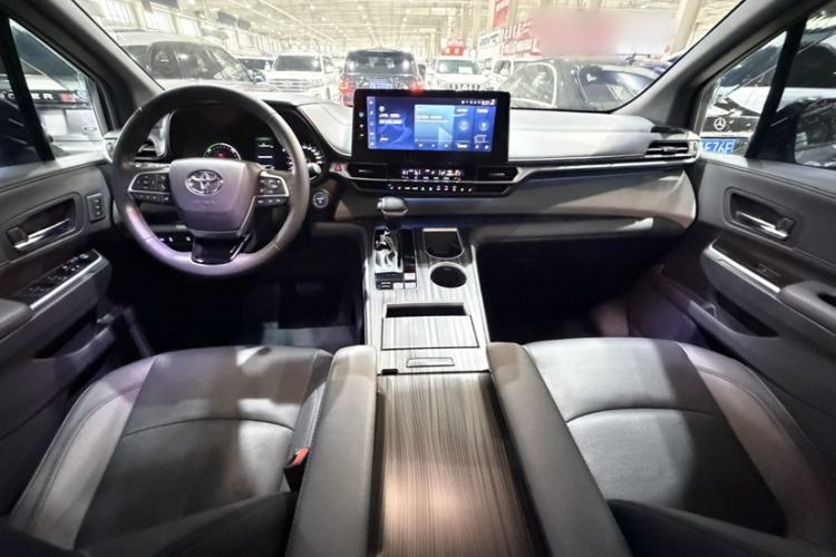 Used Toyota Granvia 2022 2.5L Hybrid Prestige Edition Interior 3