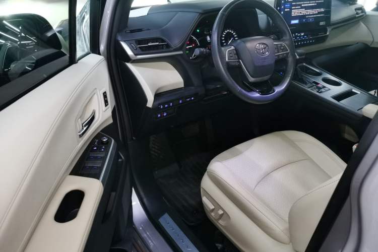 Used Toyota Granvia 2022 2.5L Hybrid Prestige Edition Interior 3