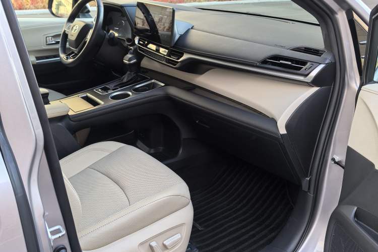 Used Toyota Granvia 2022 2.5L Hybrid Prestige Edition Interior 3