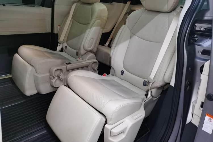 Used Toyota Granvia 2022 2.5L Hybrid Prestige Edition Interior 4