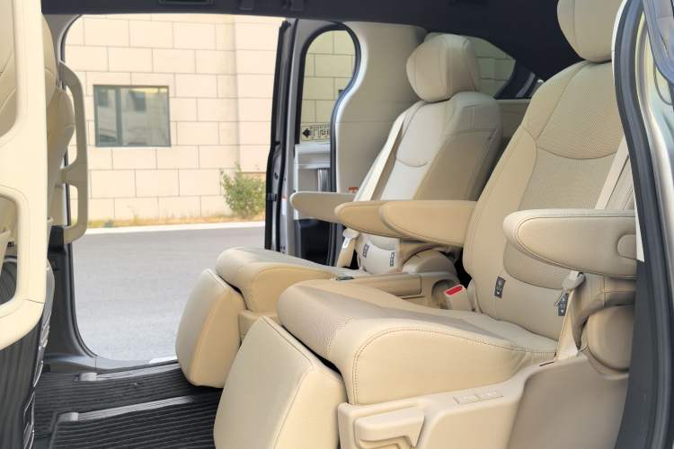 Used Toyota Granvia 2022 2.5L Hybrid Prestige Edition Interior 4