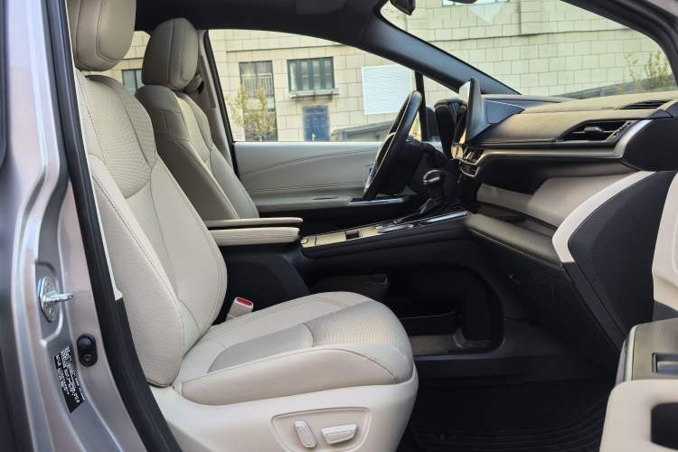 Used Toyota Granvia 2022 2.5L Hybrid Prestige Edition Interior 6