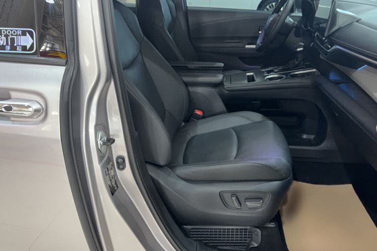 Used Toyota Granvia 2022 2.5L Hybrid Prestige Edition Right Front Seat
