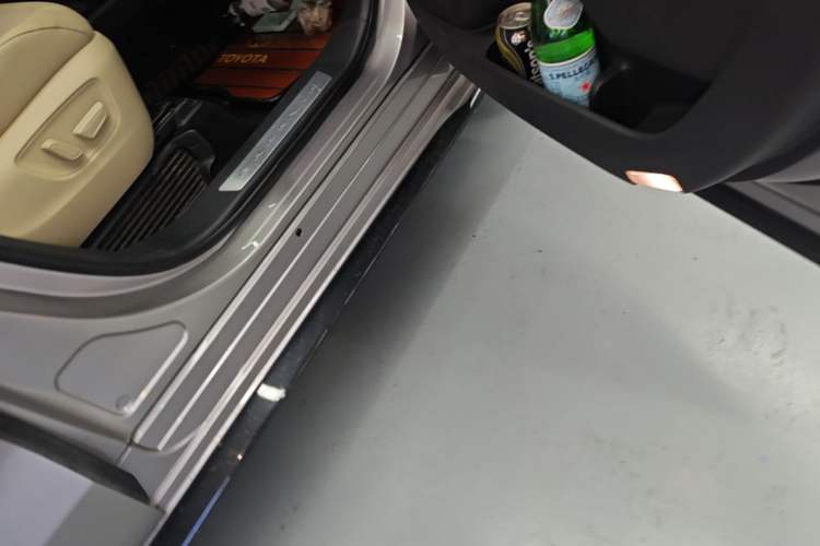 Used Toyota Granvia 2022 2.5L Hybrid Prestige Edition Right Side Sill
