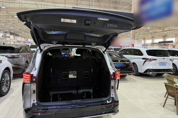 Used Toyota Granvia 2022 2.5L Hybrid Prestige Edition Trunk