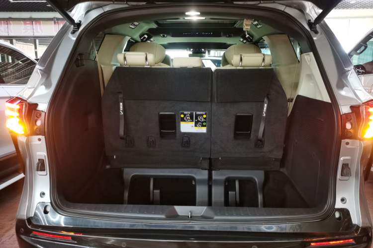 Used Toyota Granvia 2022 2.5L Hybrid Prestige Edition Trunk
