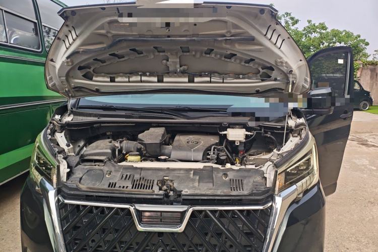Used Toyota Granvia  Engine Bay