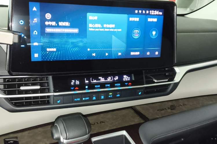 Used Toyota Granvia 2022 2.5L Hybrid Premium Edition Audio And AC Panel