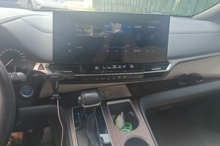 Used Toyota Granvia 2022 2.5L Hybrid Premium Edition Audio And AC Panel