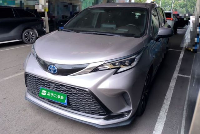 Toyota Granvia 2022 2.5L Hybrid Flagship Edition مستعملة